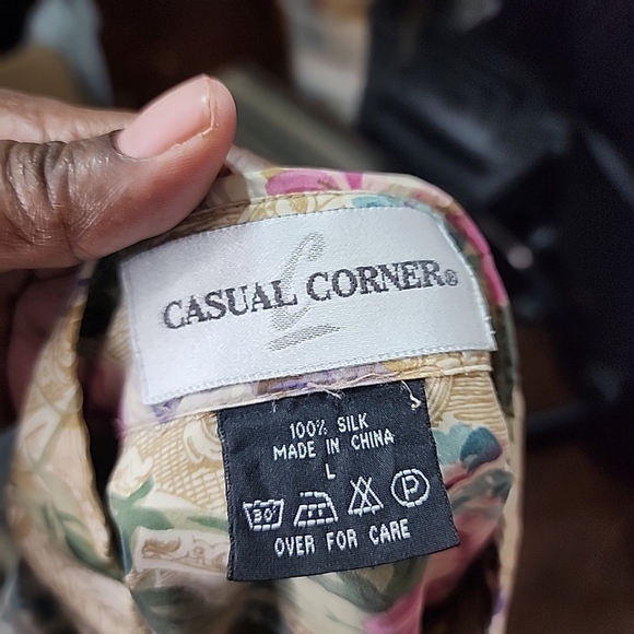 Casual Corner Silk Floral Vintage Button Up Blouse. Size Large - Picture 7 of 9